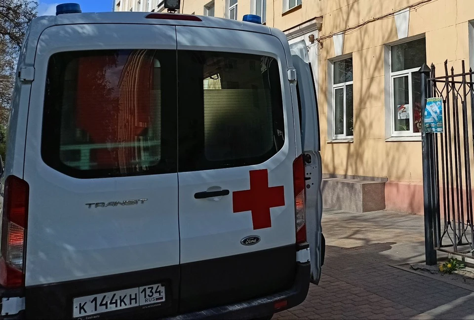 Троих пешеходов увезли в больницу после наезда автомобилей.