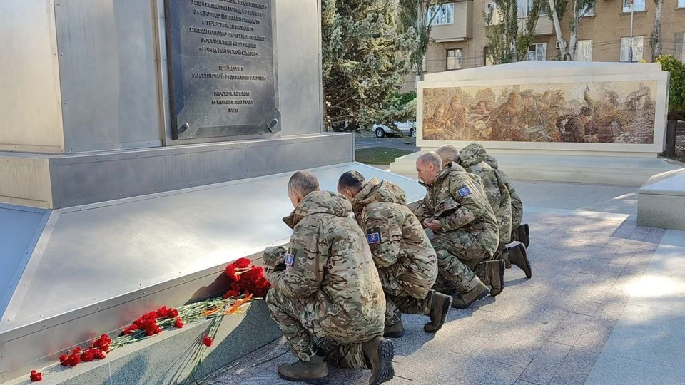 Бойцы отряда Пушкаря возлагают цветы у Стелы Воинской Славы в Мелитополе