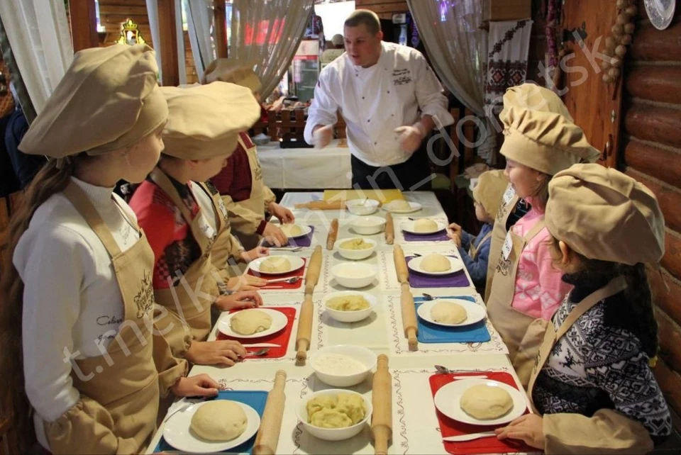 Шеф-повара удивляли гостей уникальными блюдами и провели кулинарные мастер-классы. Фото: ТГ/Кулемзин