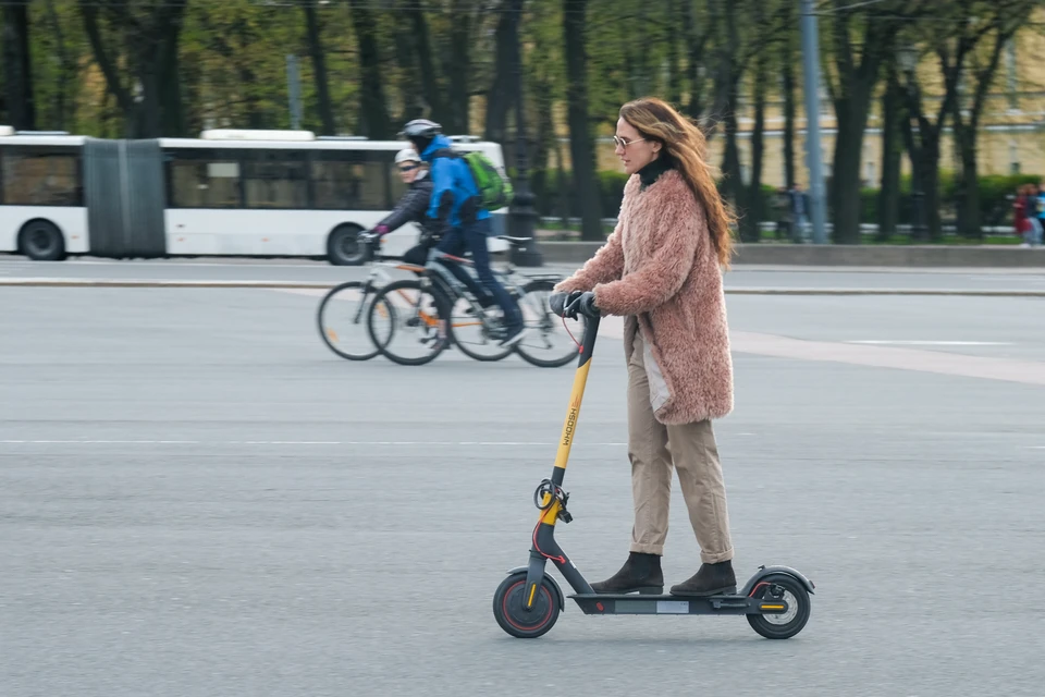 Кроме того, введены ограничения скорости: по всему городу самокаты не должны разгоняться более чем до 15 км/ч.