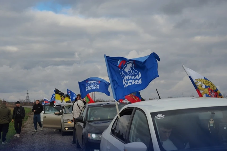 По городам ДНР провели масштабный автопробег в День народного единства. Фото: ЕР ДНР