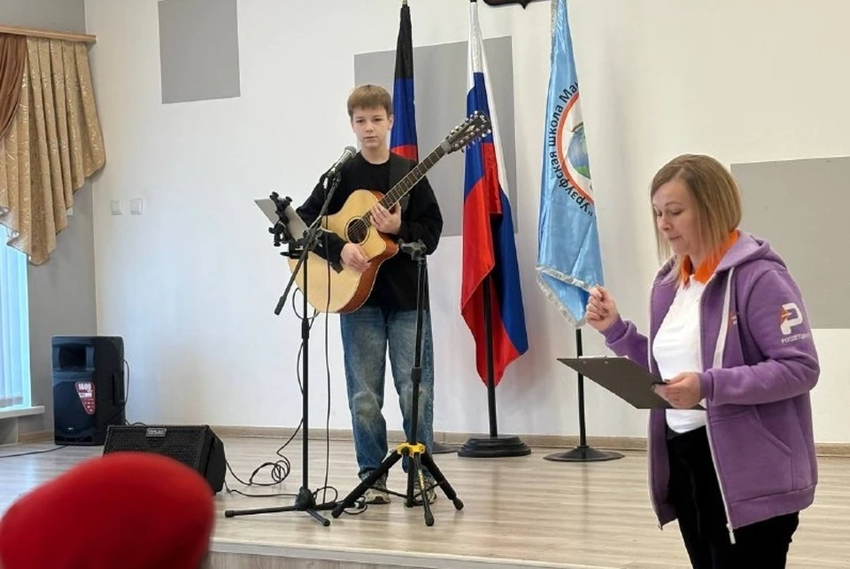 Юный талант Тимур Сафин выступил с патриотическим концертом в Урзуфской школе. Фото: t.me/Mangush_mo