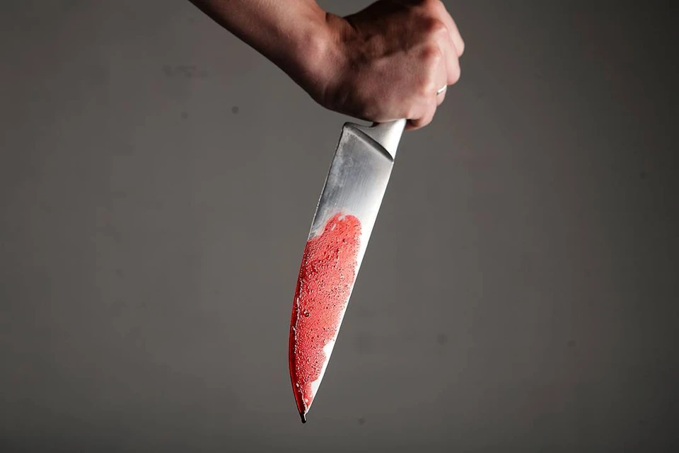 Неизвестный напал с ножом на женщину в Лондоне, полиция никого не задержала.