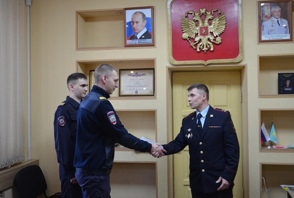 Сотрудники патрульно-постовой службы Александр Кошкин и Данил Янгулатов были отмечены благодарностью