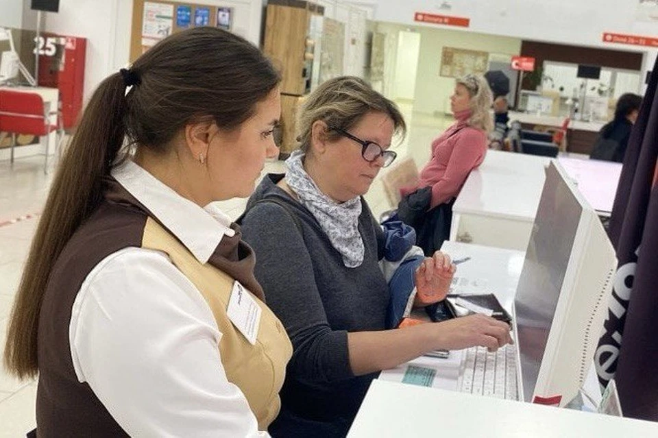 Севастопольцы могут оформить необходимые услуги как самостоятельно, так и с помощью специалистов МФЦ. Фото: ЦУР