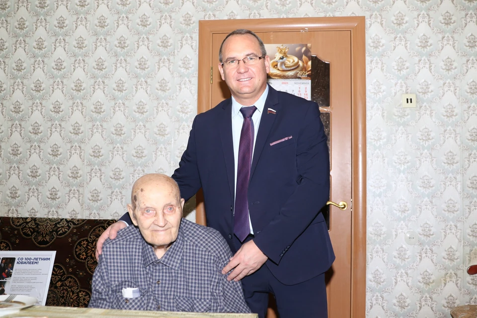 Евгений Чинцов поздравил с юбилеем ветерана Великой Отечественной войны Геннадия Владимировича Луканова. ФОТО: Дума Нижнего Новгорода.