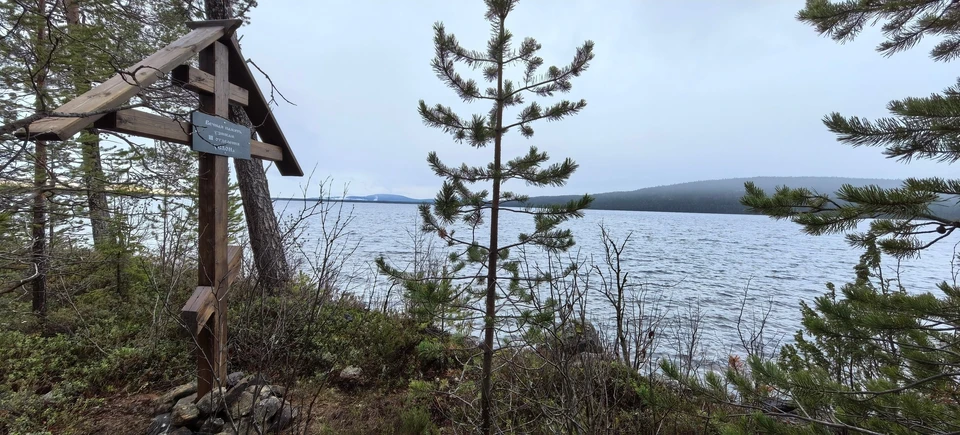 Крест изготовлен по инициативе протоиерея Василия Вольского и установлен на средства Кольской АЭС. Фото: личный архив Василия Вольского