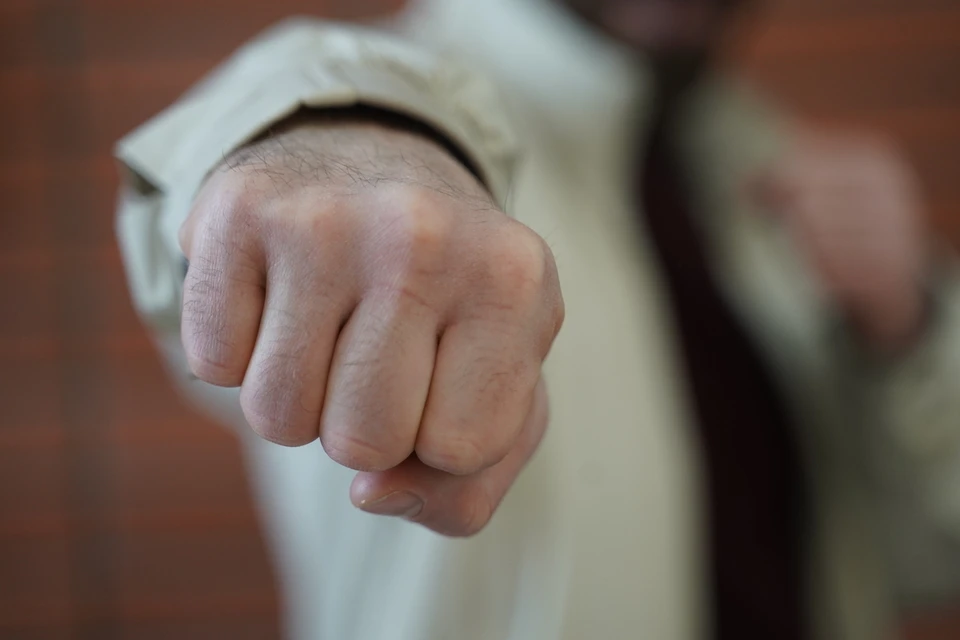 Пьяные посетители устроили драку в баре.