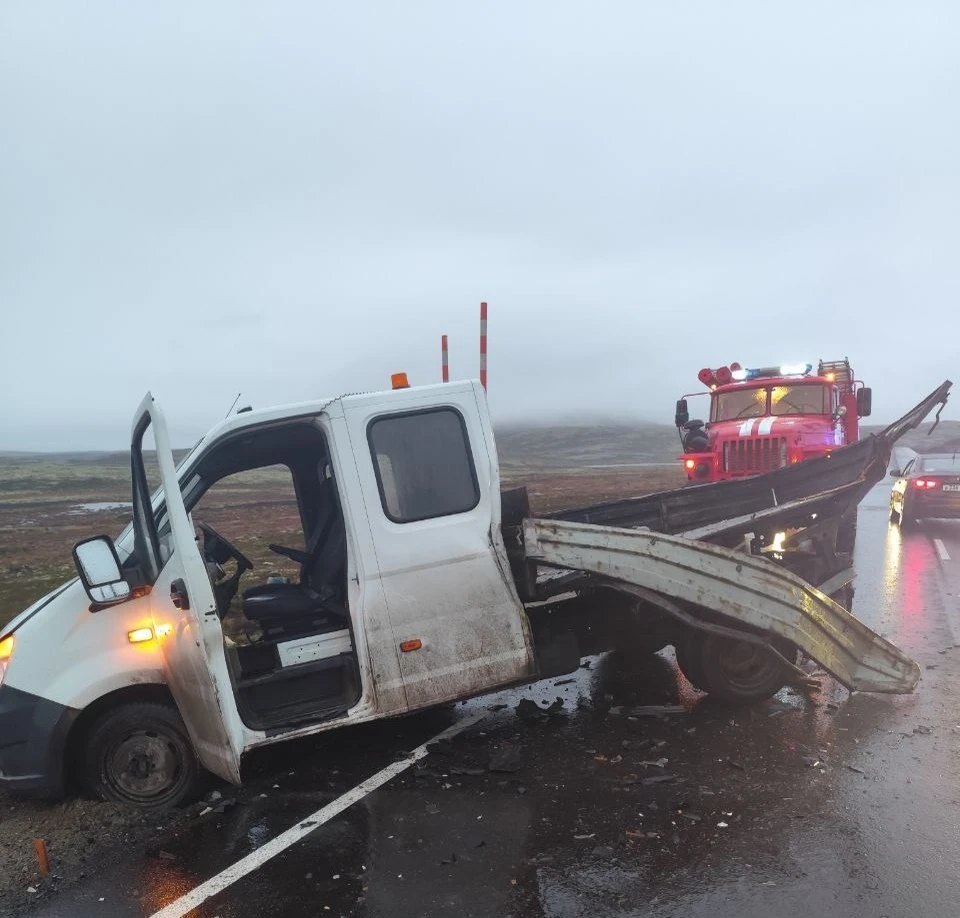 Сотрудникам региональной Госавтоинспекции предстоит установить причины произошедшего. Фото: Управление по ГОЧС и ПБ Мурманской области / vk.com/murman01