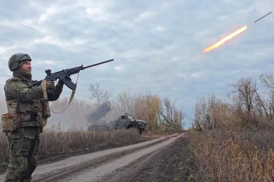 В Купянске и Красноармейске наши воины продолжают подогревать «котлы» с украинскими боевиками.