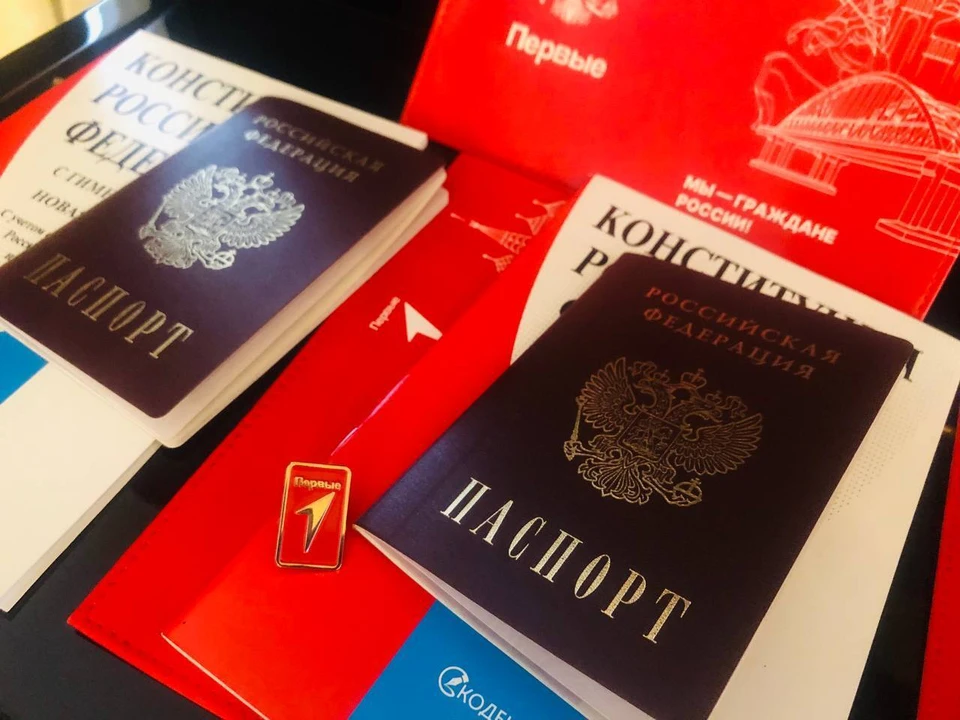 Ульяновским подросткам торжественно вручили первые паспорта. ФОТО: тг-канал администрации Железнодорожного района Ульяновска