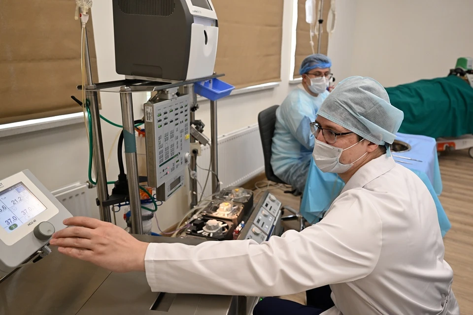 Устройство крепится над кроватью пациента.