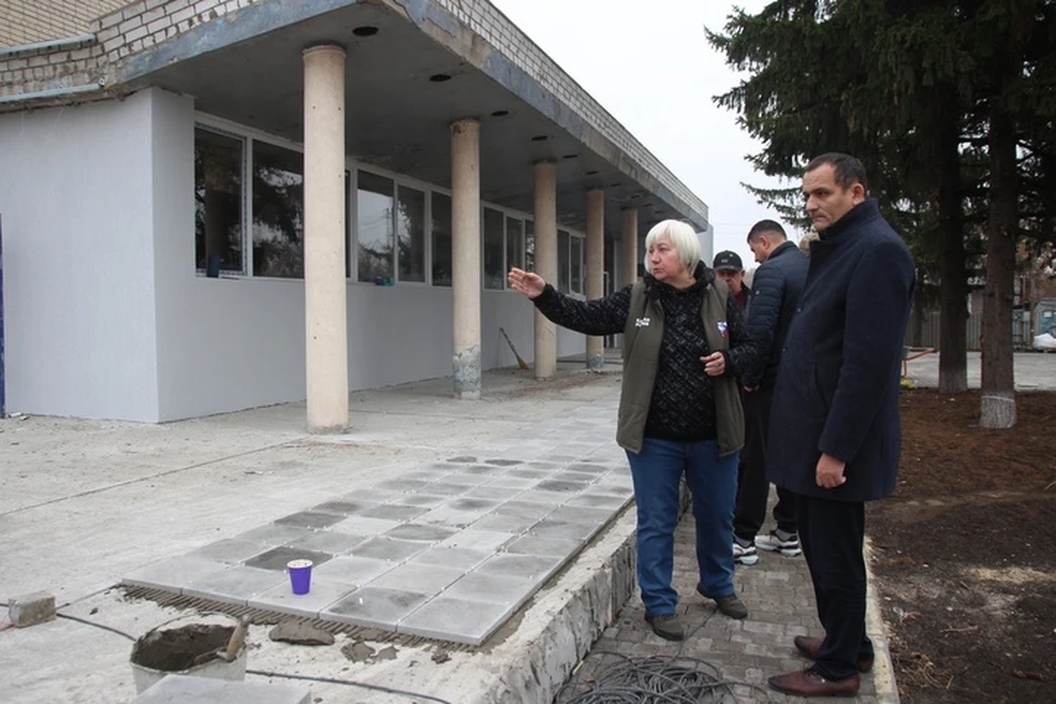 Продолжается ремонт Трехизбенского сельского клуб