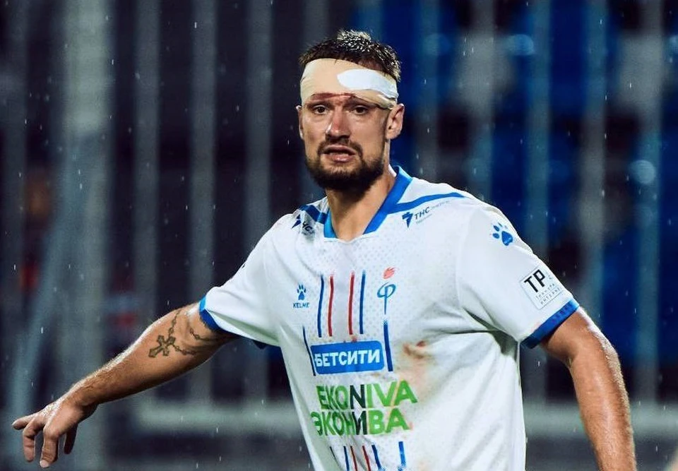 В августовском матче с саратовским "Соколом" Юрию Журавлеву рассекли бровь.