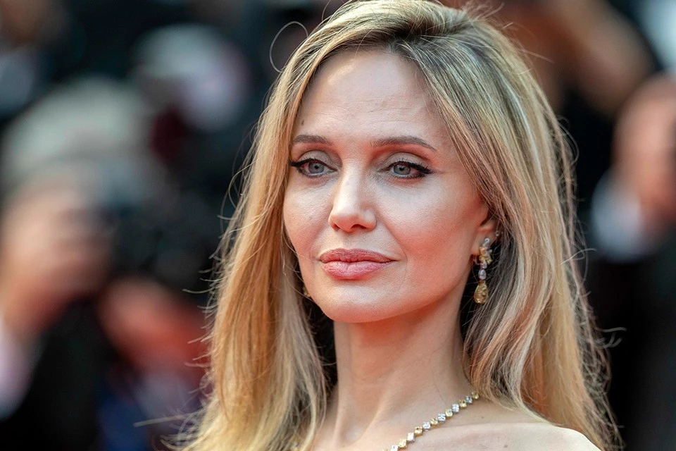 Джоли в бронежилете с украинским флагом запечатлели на фото в Херсоне