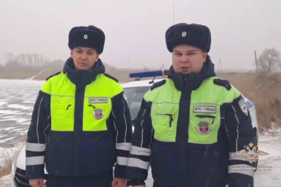 Ребенка спасли полицейские Евгений Севостьянов и Илья Каменев. Фото: кадр с видео, t.me/IrinaVolk_MVD