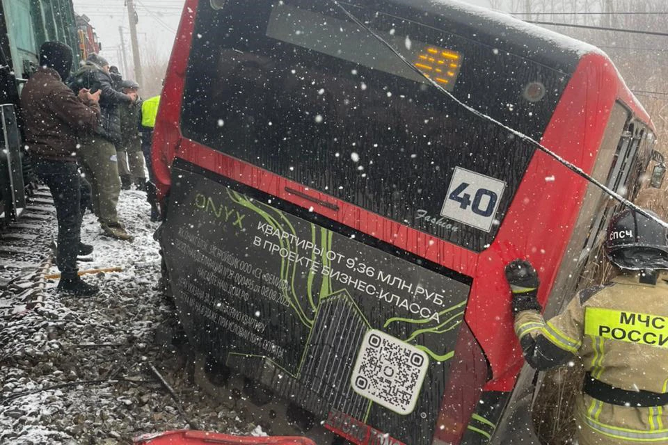 По предварительным данным, водитель автобуса выехал на железнодорожные пути