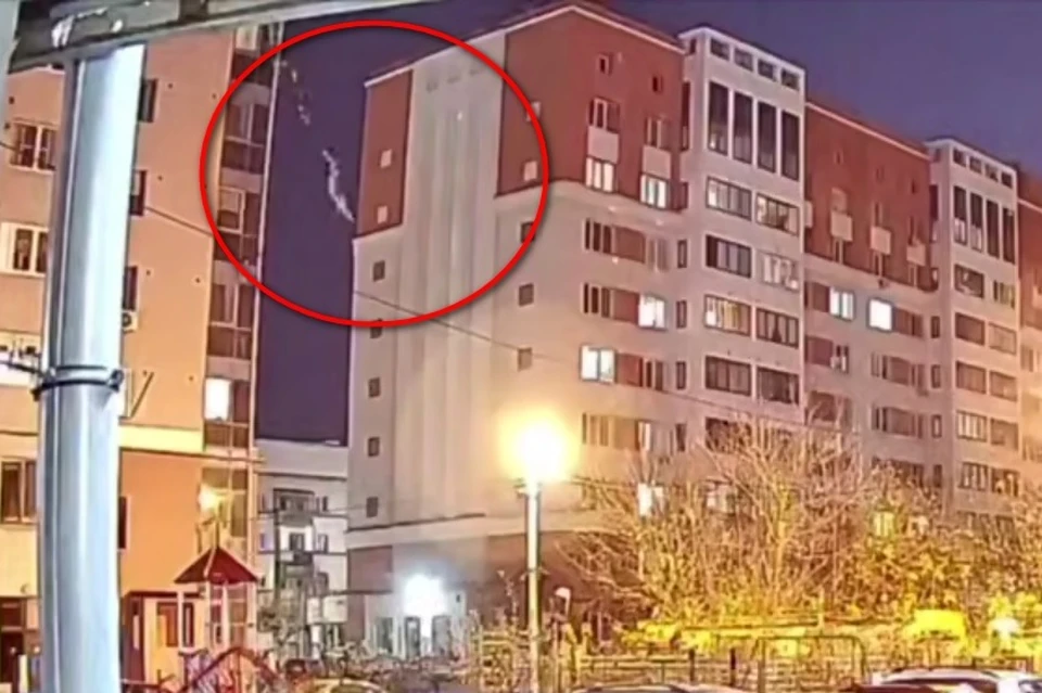 Выброшенный взрывпакет из многоэтажки в центре Рязани.