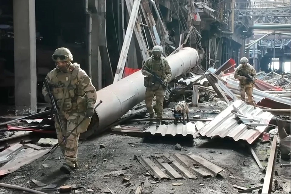 Росгвардия обнаружила в подвале «Азовстали» бывший пункт ВСУ и изъяла боеприпасы. Фото: Росгвардия