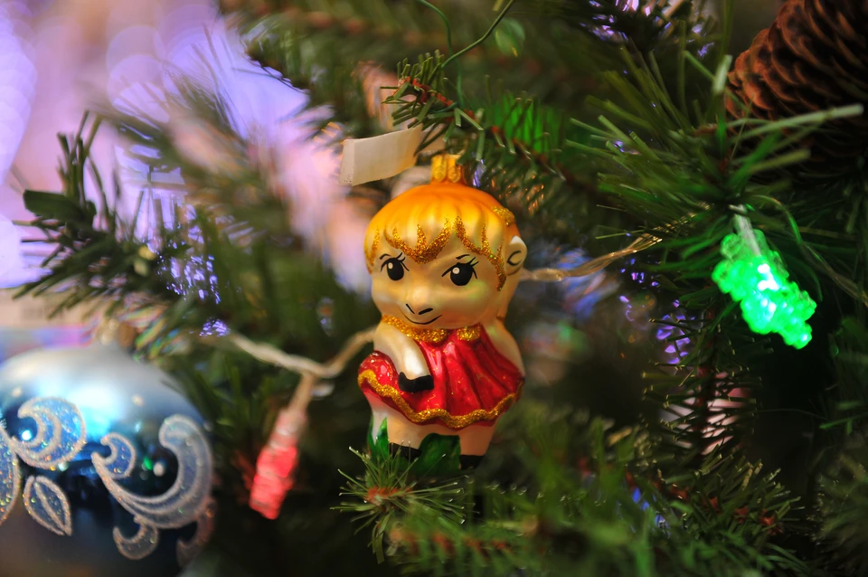 В Уфе начался монтаж главных новогодних украшений.