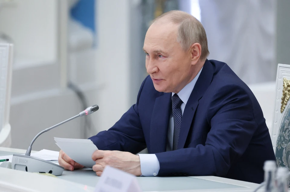 Владимир Путин оставил автограф на своей фотографии для ФОК «Орбита» в Самаре