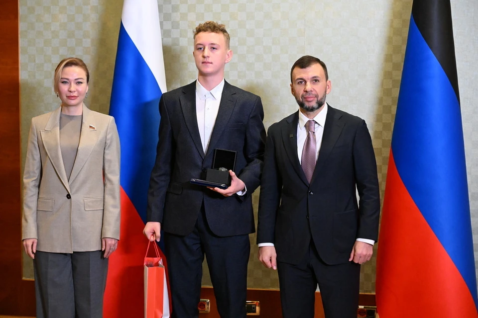 15-летний Всеволод Новиков (в центре) не остался равнодушным и спас из пожара прикованную к кровати женщину-инвалида. Фото: denis-pushilin.ru