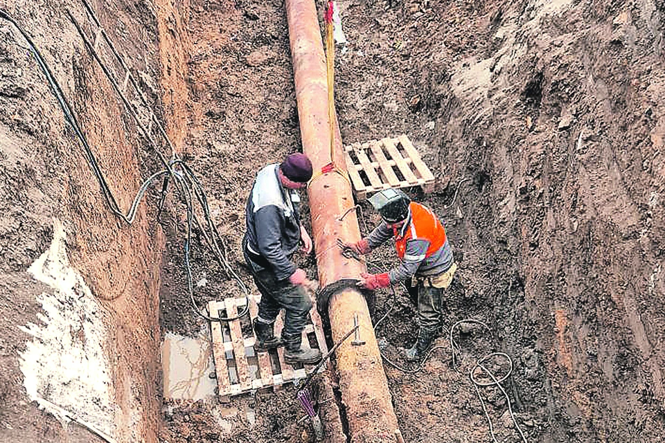 Работы на бердян-ском водоводе не прекращались ни в непогоду, ни в темное время суток. Администрация Бердянска