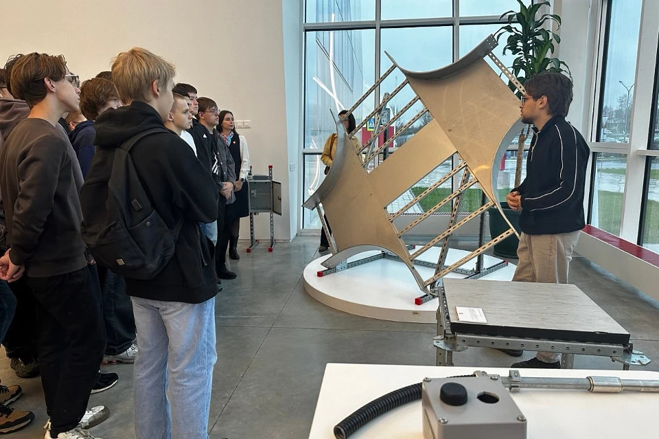 На экскурсии по предприятию в Твери. Фото: предоставлено «Центром занятости населения Тверской области»