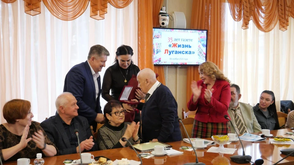 Коллектив газеты поздравила Яна Пащенко. ФОТО: Администрация г.о. Луганск