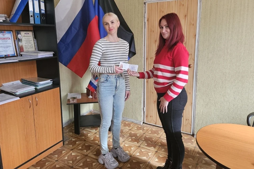 В Макеевке выдали первые в ДНР удостоверения многодетных семей. Фото: ТГ/Толстыкина