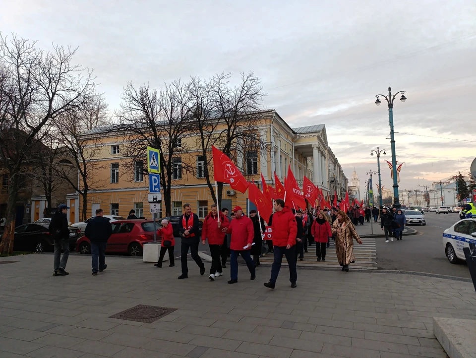 Участники шествия задорно прошагали по проспекту Революции от площади Победы, дружно выкрикивая: «Ленин, партия, комсомол».