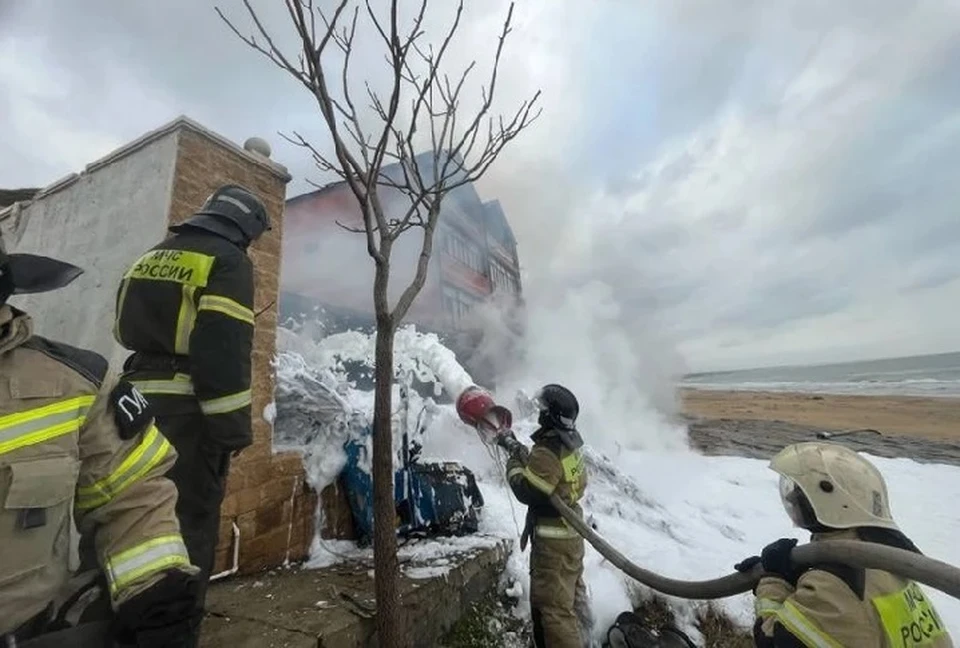 Вертолёт упал на строящийся одноэтажный дом. Фото: социальные сети