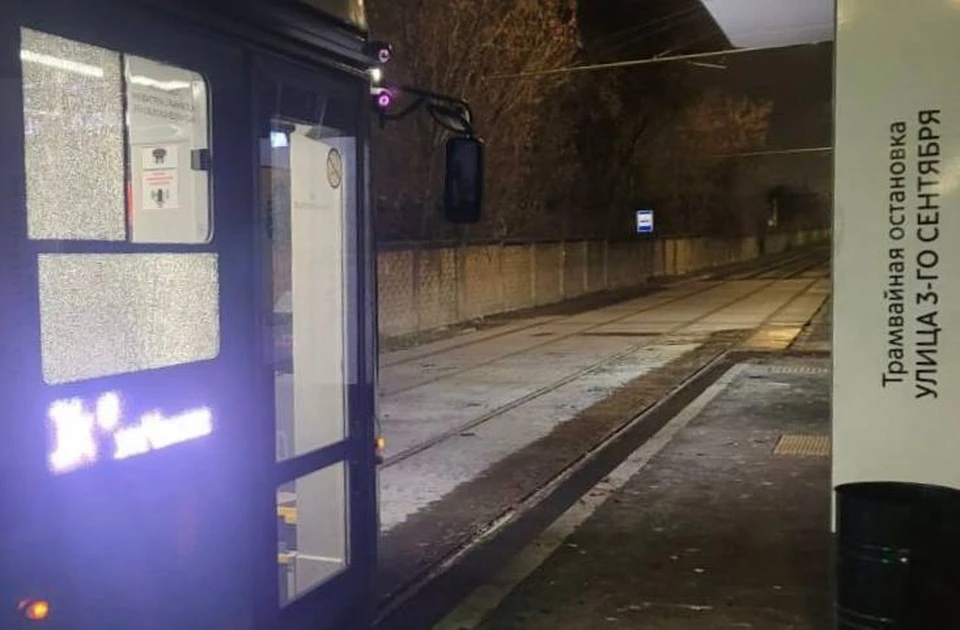 В вагоне разбили стекла.