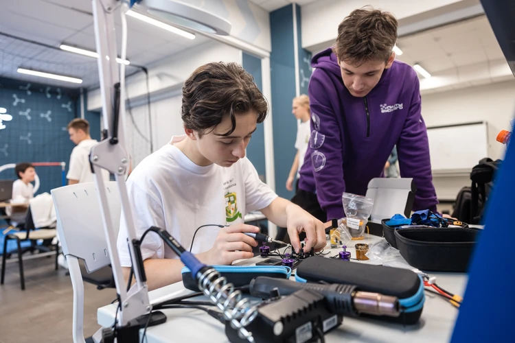 За два часа дрон соберет даже школьник: как в Челябинске растят чемпионов по управлению БПЛА