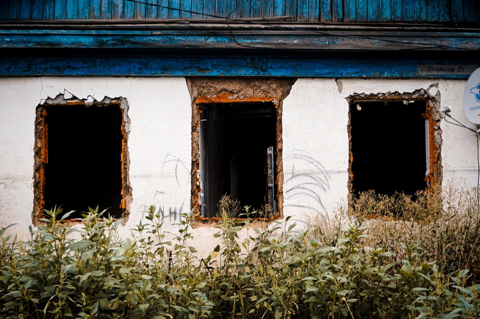 Стихия уничтожала на своем пути все: спасатели чудом доставали из затопленных домов животных, стариков, многие дома почти целиком уходили под воду.