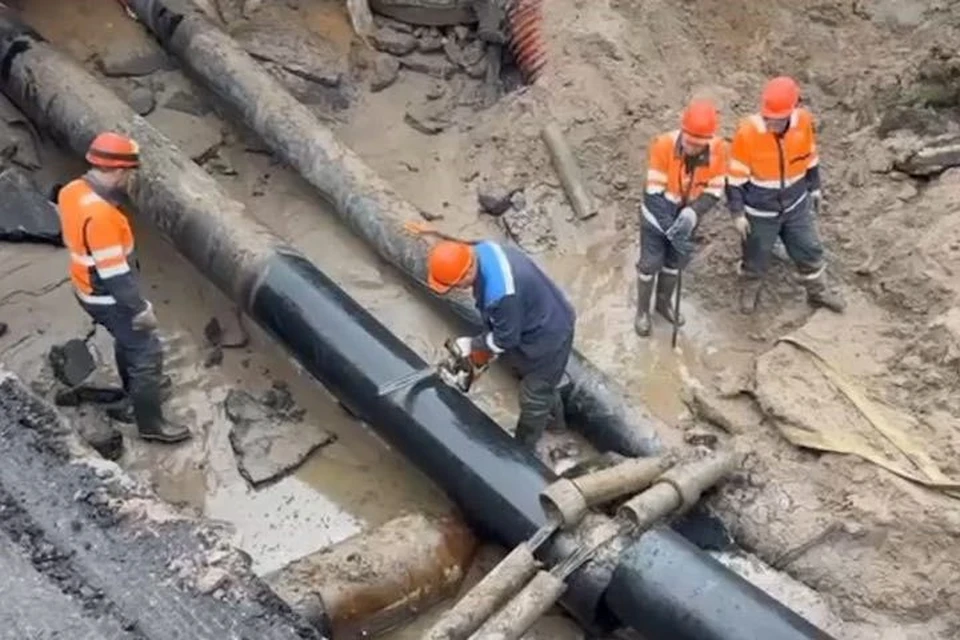 Раннее сообщалось о повреждении одной трубы, а не двух. Фото: скриншот видео Водоканала Петербурга