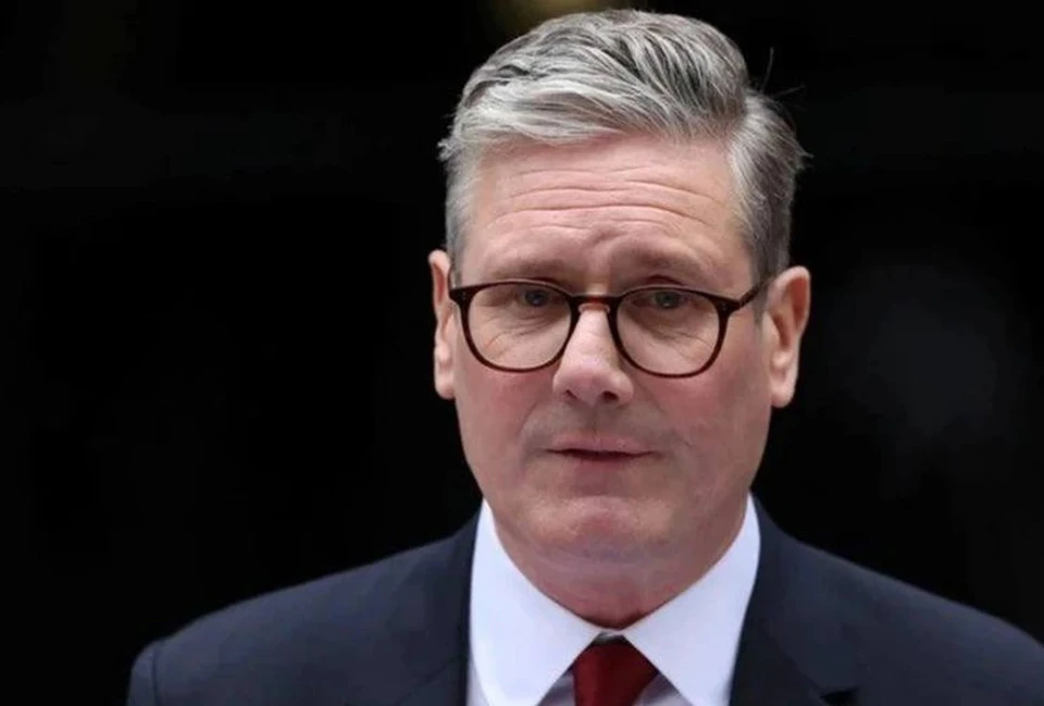 Стармера призвали ограничить число зарубежных поездок из-за проблем в стране