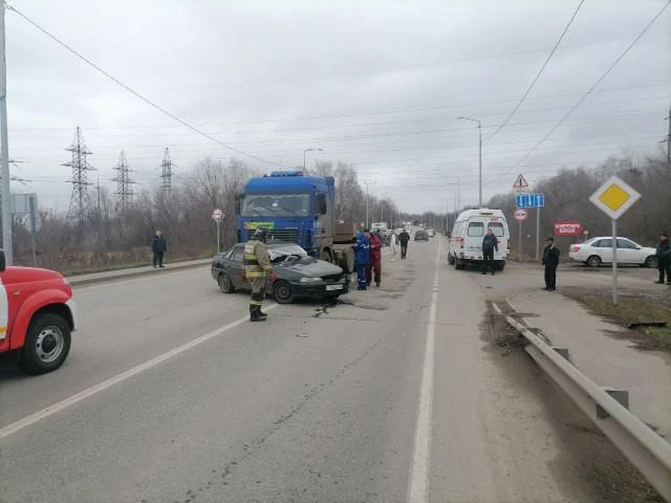 Водитель легковушки не уступил дорогу и врезался в грузовик. Фото: ГКУ СО «Центр по делам ГО, ПБ и ЧС»