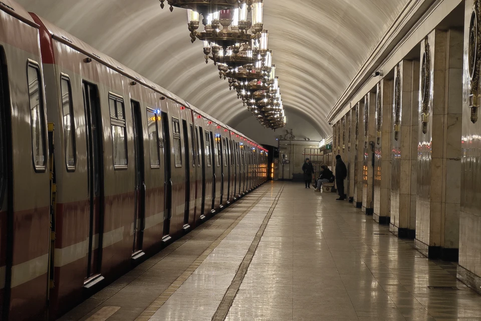Пенсионерка толкнула школьницу на рельсы в метро