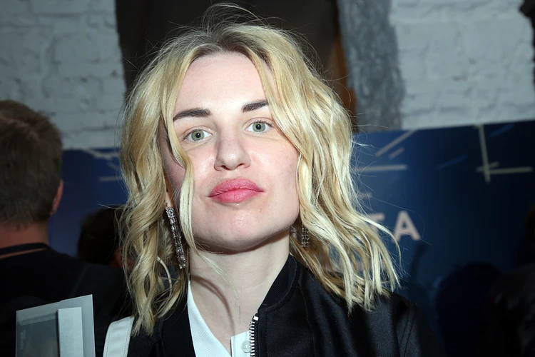 Беременна в 16: несовершеннолетняя дочь верующей Гай Германики обвенчалась перед родами