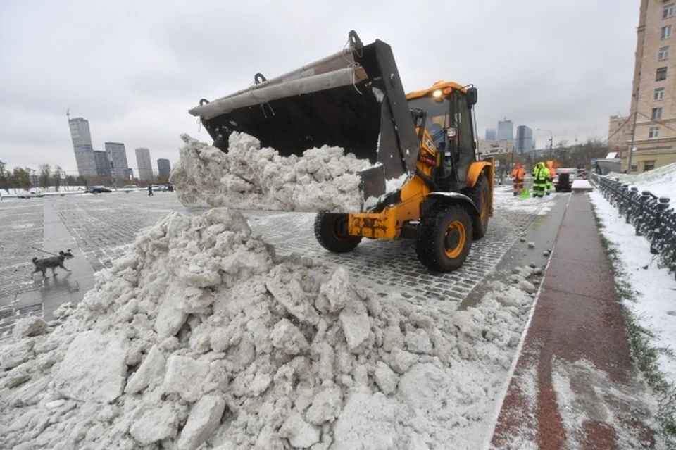 В Петропавловске-Камчатском коммунальные службы расчищают дороги от снега