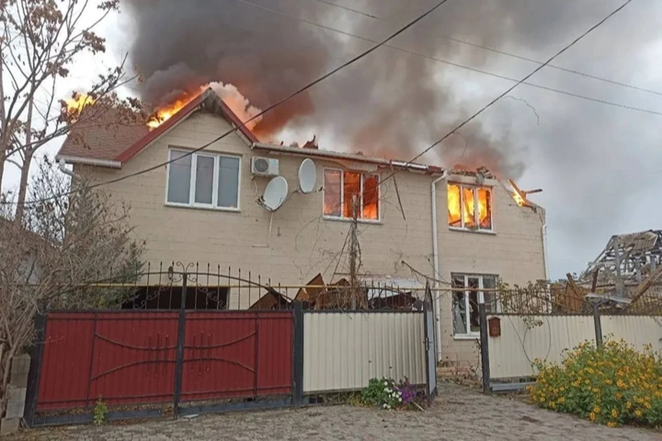 Обстрелы ВСу привели к пожарам и разрушениям в Новой Каховке. Фото: тг-канал Владимира Оганесова