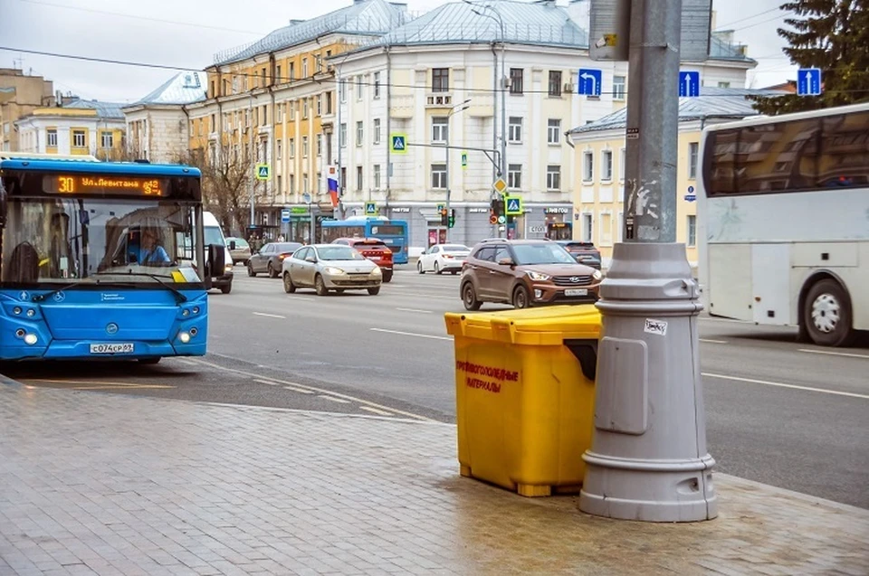 Желтые контейнеры появились на остановках. Фото: пресс-служба администрации города
