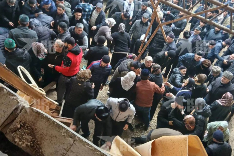 В Чечне во время похорон подростка обрушился балкон частного дома. Фото: предоставлено КП очевидцем