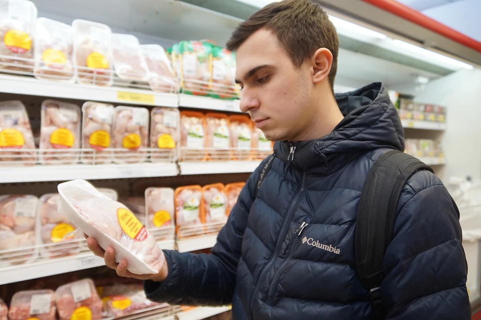 Чтобы защититься от пищевых отравлений нужно размораживать птицу в холодильнике или микроволновой печи в контейнере