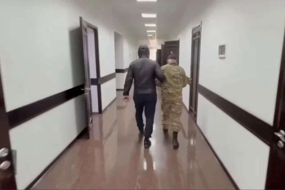 Директора учебного заведения задержали. Фото: стоп-кадр видео, предоставленного администрацией Кизляра