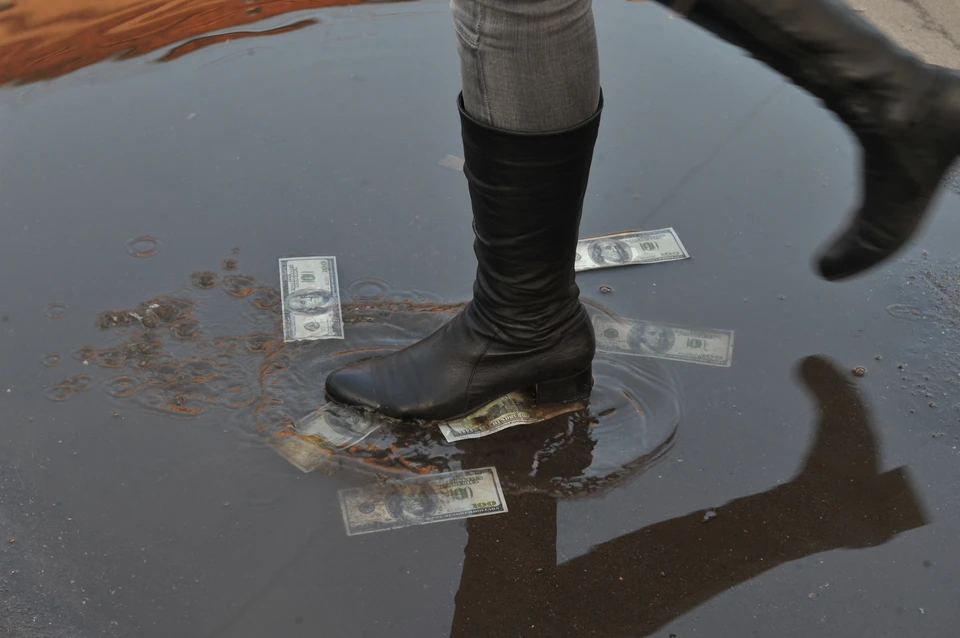 Командир ВС РФ Физрук: ВСУ сбрасывают купюры с выдающими координаты QR-кодами