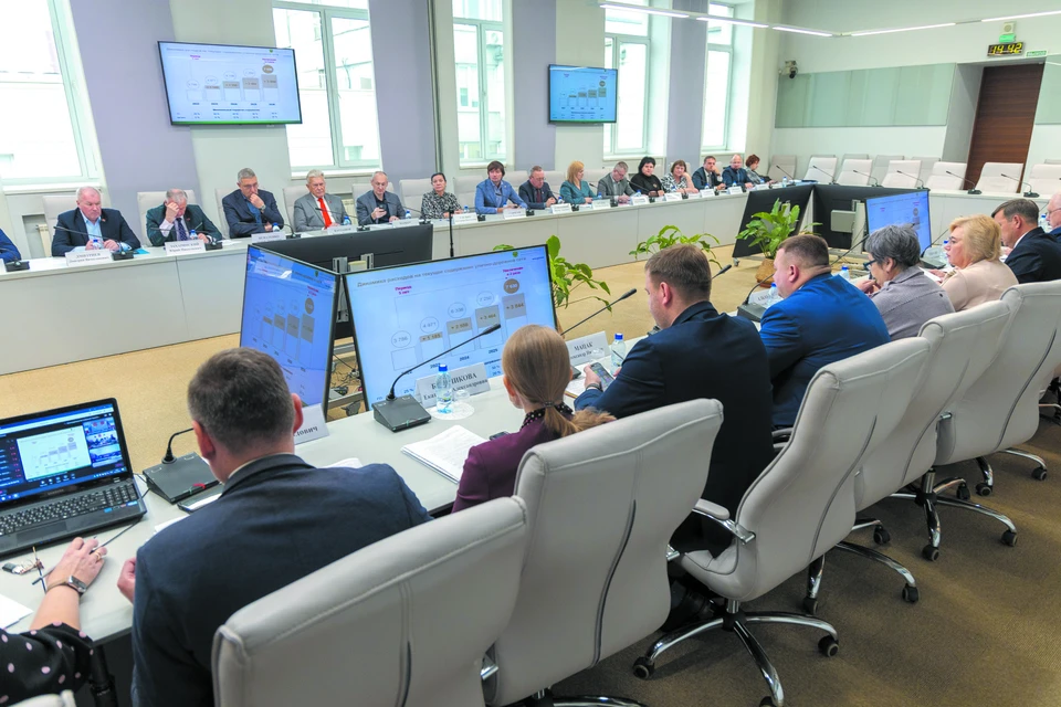 Депутаты обсудили итоги летней кампании по ремонту дорог. Фото – Константин Корнеев