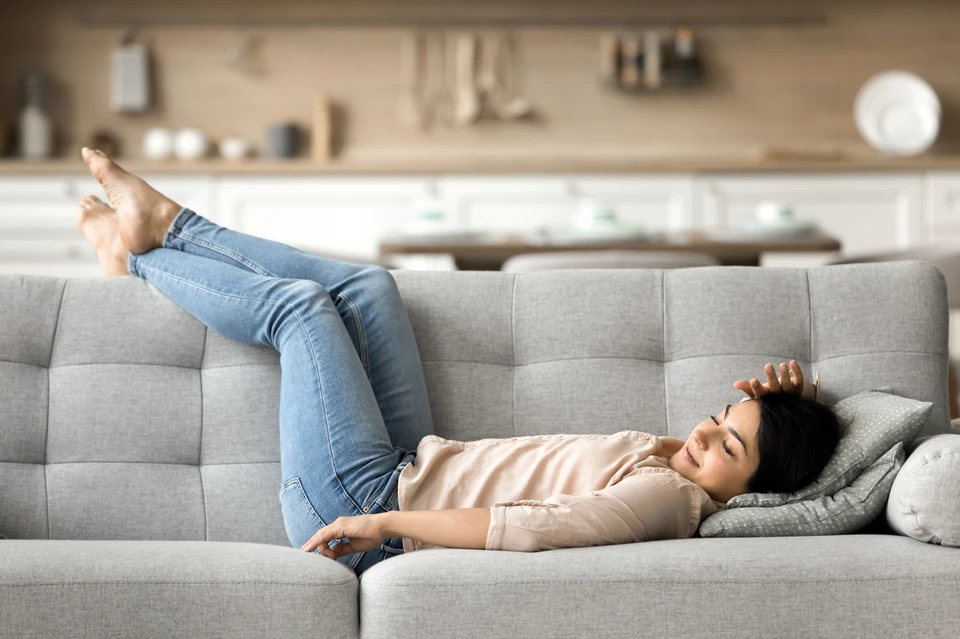 Рассказываем, какие действия помогут справиться с плохим самочувствием, и в каких случаях стоит обратиться к врачу. Фото: fizkes/Shutterstock/Fotodom.