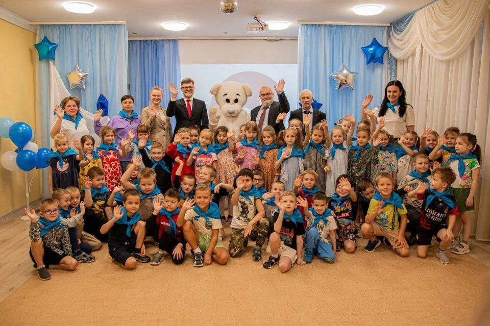 Воспитанников учреждения в торжественной обстановке посвятили в «Полярных совят», повязав малышам голубые галстуки. Фото: Администрация города Мурманска